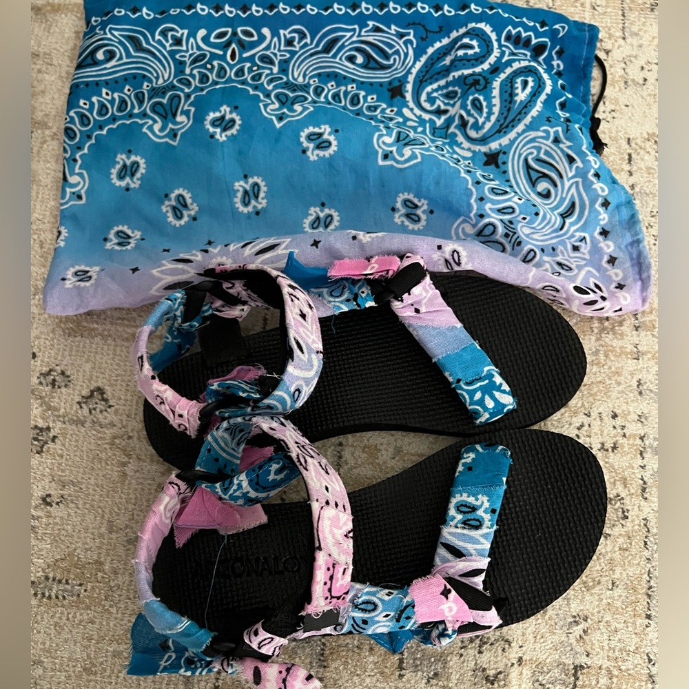BRAND NEW Arizona Love sandals